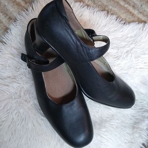 Akaishi black pumps